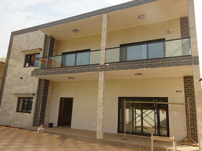 New Offices available in Kololi with extensive parking for rent